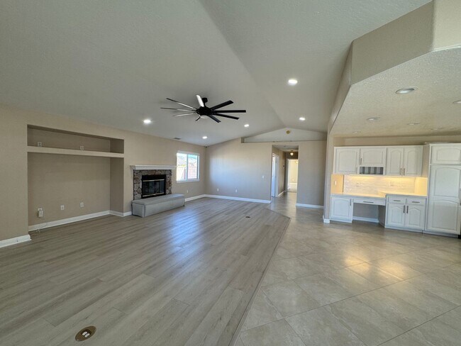 Building Photo - Luxury Skyline Ranch Home with Pool & Stunning Views