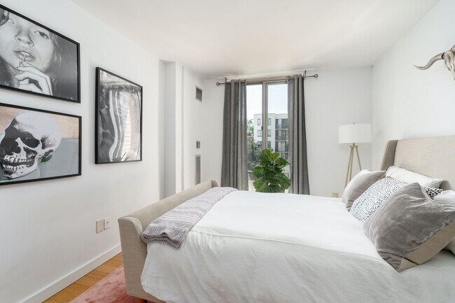 Building Photo - Sunlit 1BR Apartment with a Versatile Second Room at Claridge House