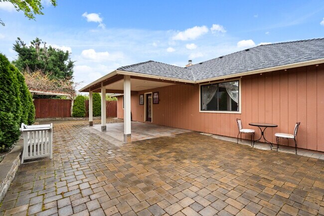 Building Photo - 2360 Temple Dr