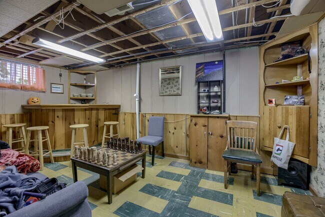 Building Photo - Charming 2 Bedroom With Spacious Living In...