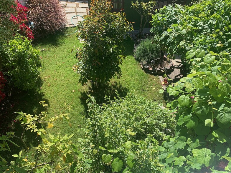 The big private yard is an oasis within LA - 1226 S Highland Ave
