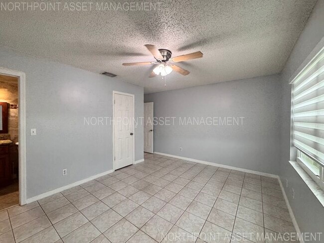 Building Photo - 2 Spacious Bedrooms and 2 Modern Bathrooms...
