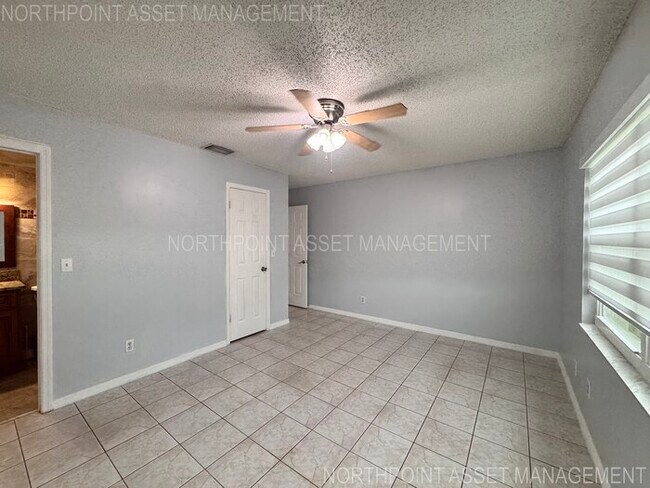 Building Photo - PRICE REDUCED FOR QUICK MOVE IN!! 2-2 Home plus 1 bed-1 bath Mother in Law Suite!