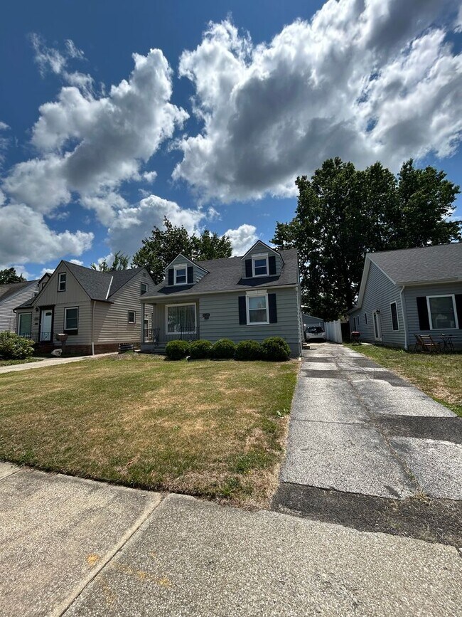 Building Photo - Spacious 3-Bedroom, 2-Bath House in South Euclid