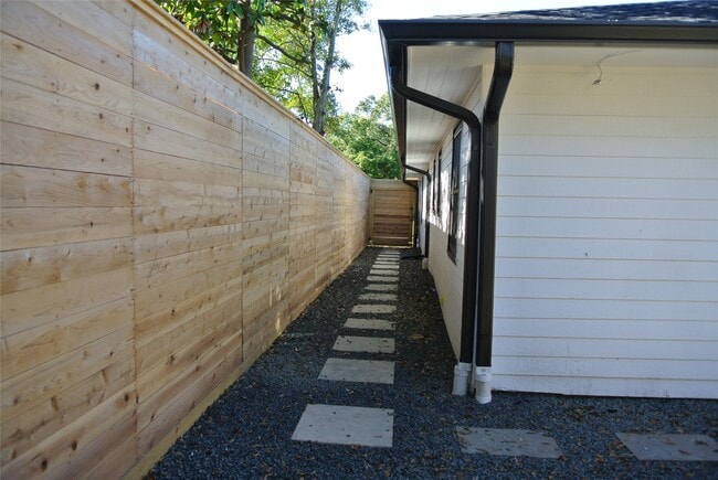 Building Photo - 7911 Greenbush St