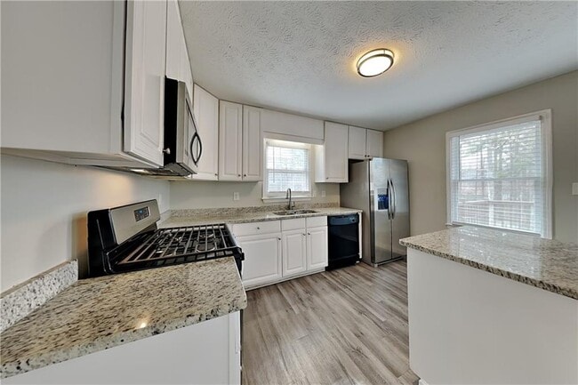 Building Photo - 351 Robin Hood Dr