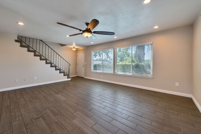 Building Photo - Beautifully Updated 3-Bed Townhome in Carm...