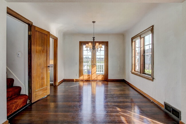 Building Photo - Beautiful Magnolia Home with a VIEW!