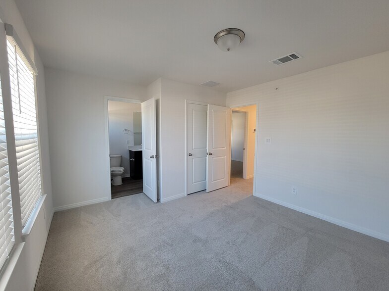 Building Photo - 1850 Settlers Glen Dr