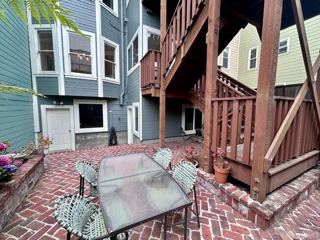 Building Photo - 816 Stanyan St
