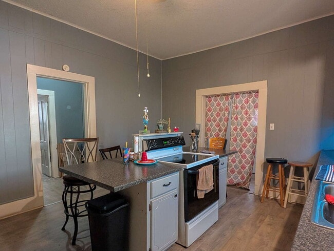 Building Photo - 309 Elm St