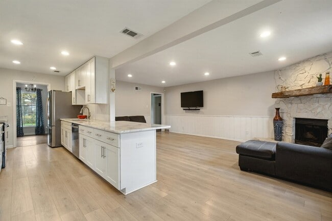 Building Photo - 5088 Helene Rd