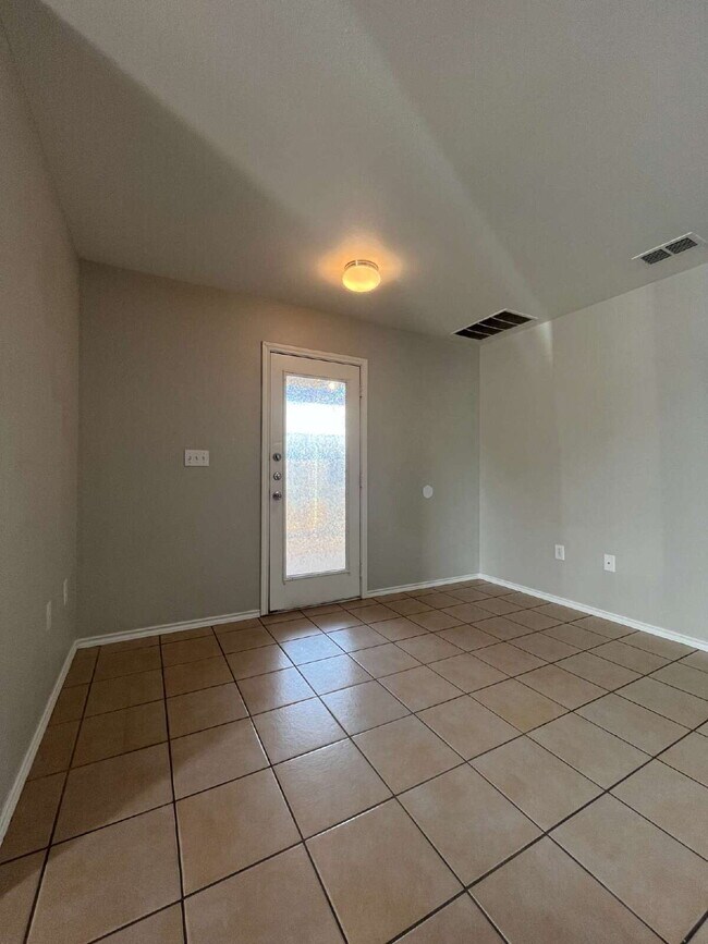 Building Photo - Pre-Leasing for Summer/Fall 2026 - Great 3/3/2 on quiet cul-de-sac street