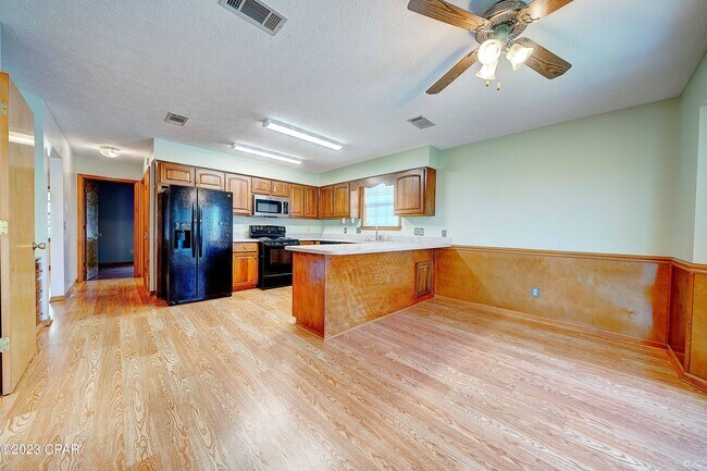 Building Photo - 2422 Thames Dr