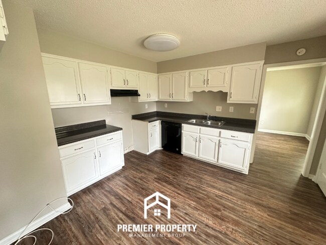 Building Photo - 6516 Lake Valley Dr