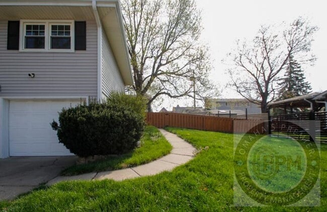 Building Photo - Discover this 3- Bd, 2.5-Ba Omaha, NE,