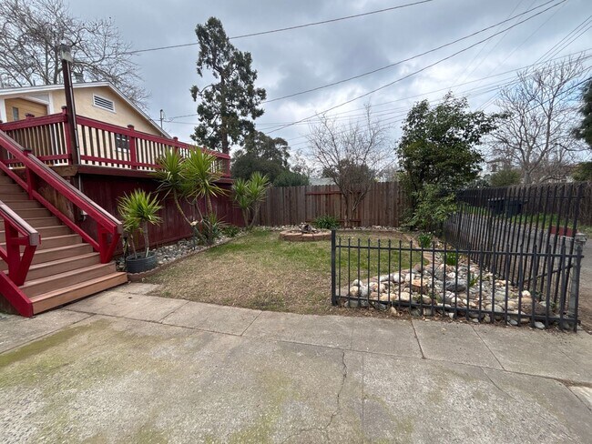 Building Photo - Central Roseville - 1 Bed, 1 Bath - New Flooring & Paint - Large Deck great for Entertaining! No ...