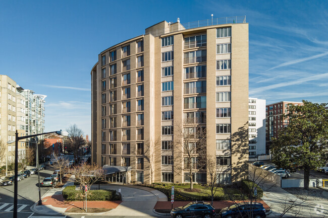 Building Photo - Crescent Tower
