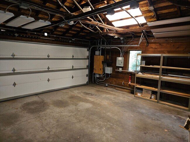 Building Photo - Stunning 5 Bed 3 Bath Naglee Park Home Wit...