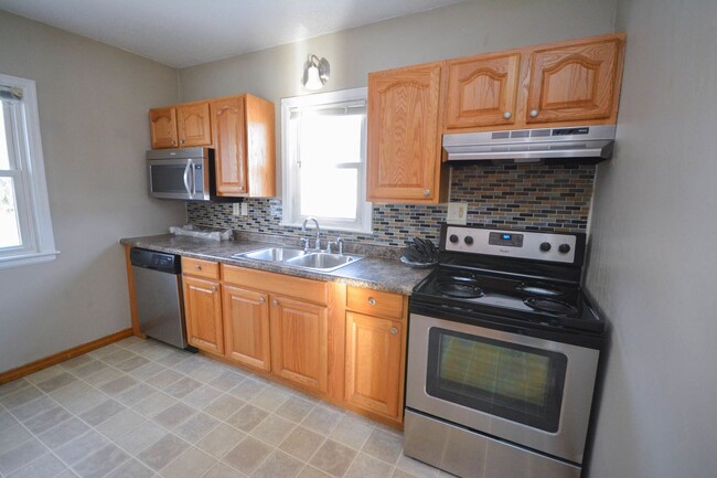 Building Photo - Cute, Remodeled 2br Home, Like New!