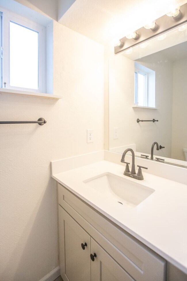 Building Photo - Fully remodeled 3 Bedroom 2.5 Bath in Gast...