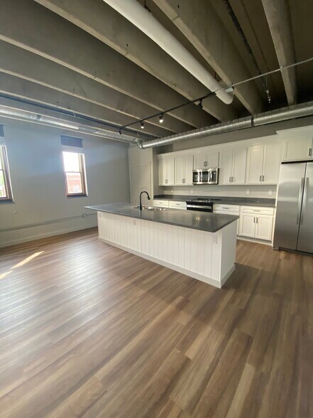 Building Photo - 19 E Race St