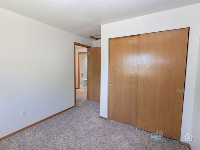 Building Photo - Stunning 3 bedroom 2.5 bathroom Home
