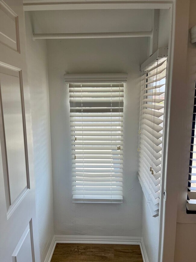 Building Photo - 3 Bedrooms 1 Bath Apt. in Kensington