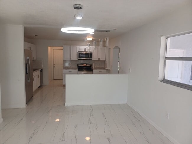 Building Photo - PRICE REDUCED! Newly Remodeled Stunning 4 ...