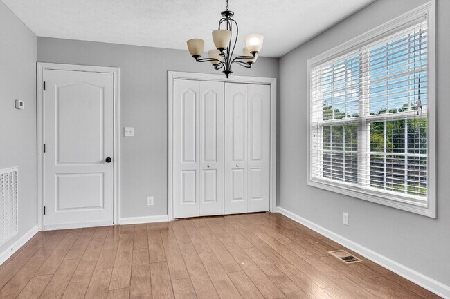 Building Photo - 3 bedroom home with fenced in backyard clo...