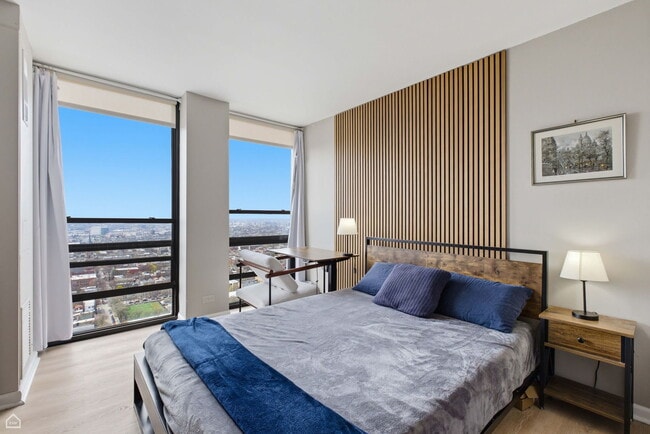 Building Photo - 1660 N La Salle Dr