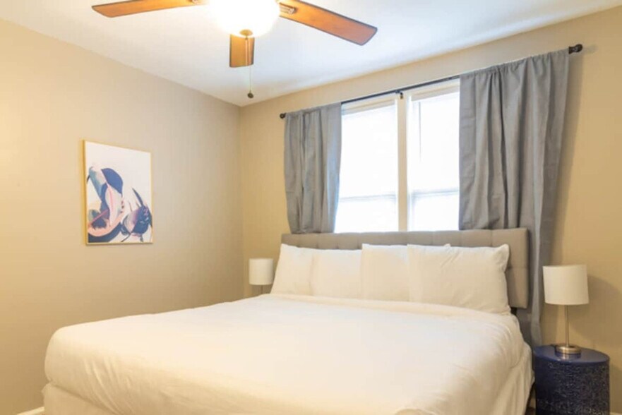 Building Photo - 3912 Crestview Dr