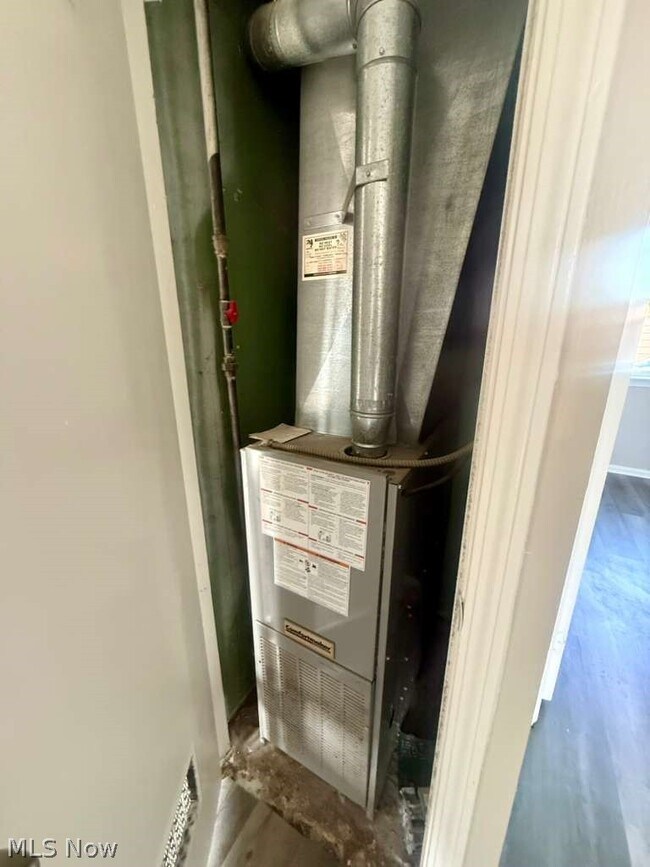 Building Photo - 2027 Warrensville Center Rd