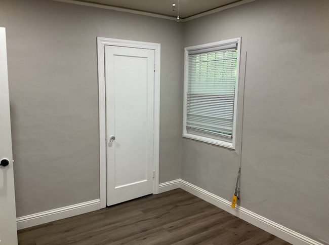 Building Photo - 2 bedroom 1 bath Duplex unit w/remodeled k...