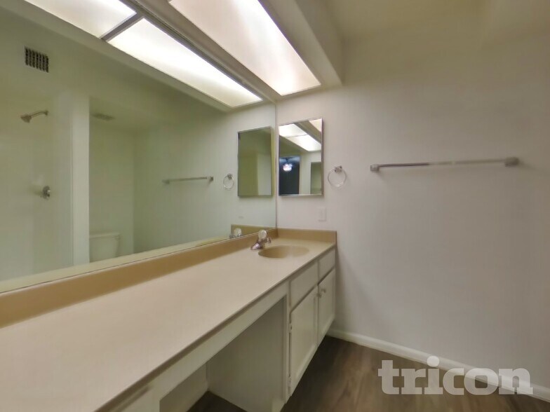 Building Photo - 1010 W Blackhawk Dr