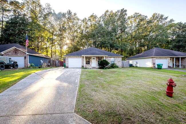 Building Photo - Adorable Home with fenced in backyard!