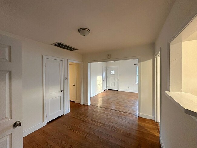 Building Photo - Rancher with Large Back Yard!