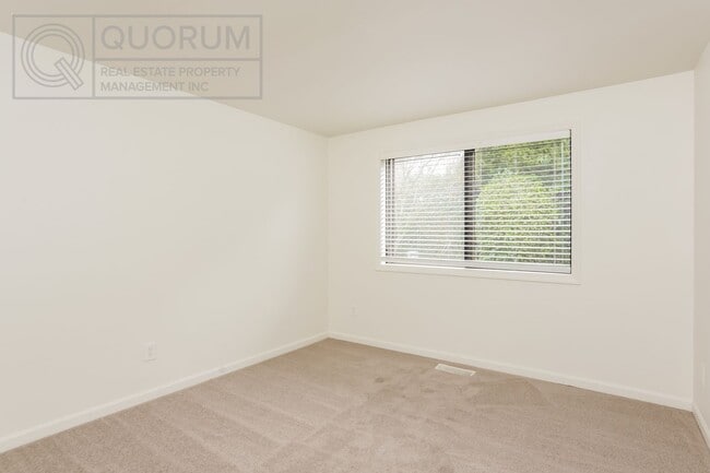 Building Photo - Beautiful 4 Bed 2 Bath House