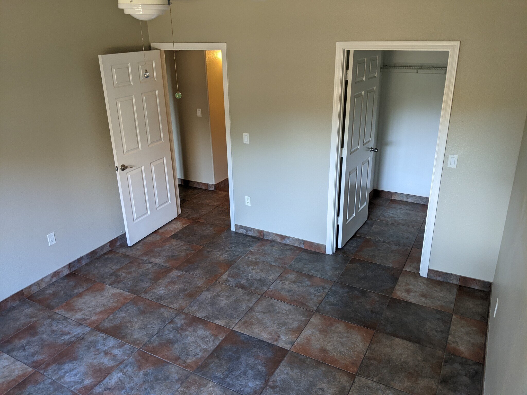 Spacious 1 bedroom with walk-in closet - 3830 E Lakewood Pky E