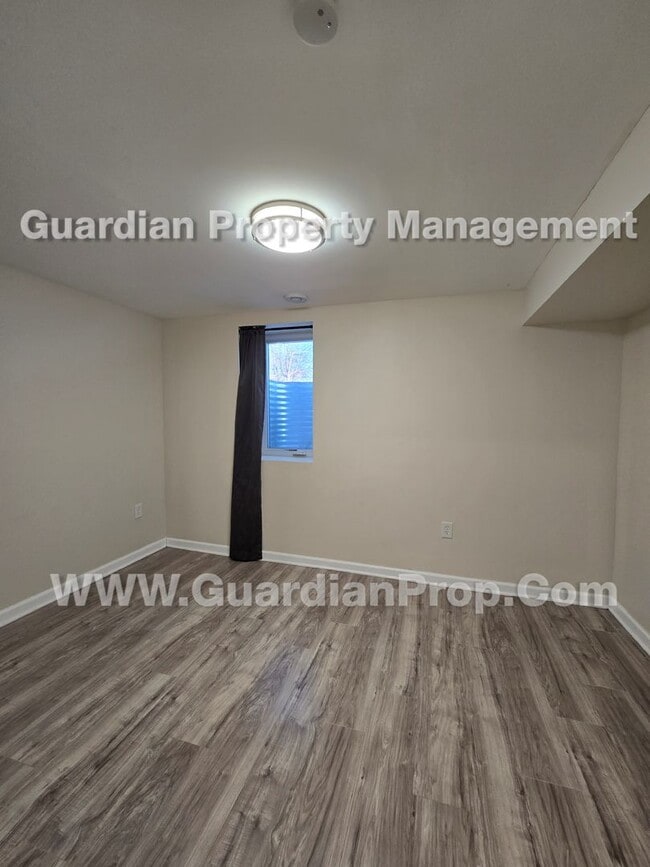 Building Photo - SxS duplex Available now! LVP flooring throughout, independent living areas each W/ full kitchen ...