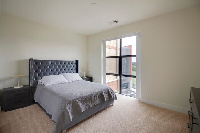 Building Photo - 200 S Peyton St