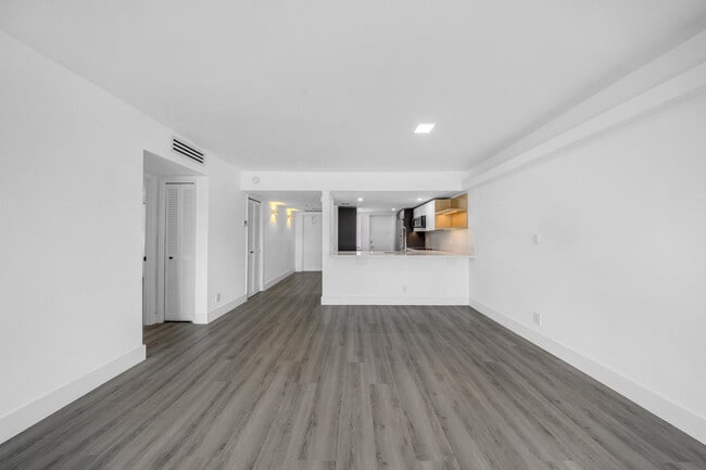 Building Photo - 3151 S Palm Aire Dr