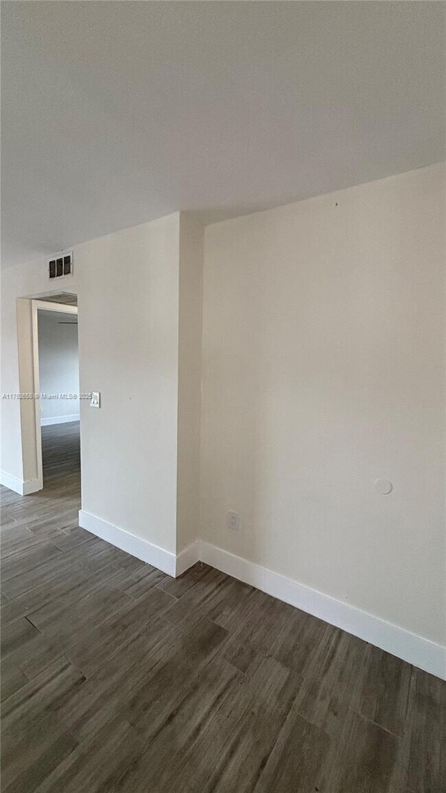 Building Photo - 20905 NE 8th Ct