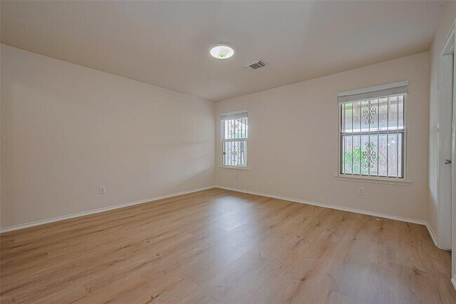 Building Photo - 8435 Westknoll Ln
