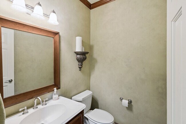 Building Photo - 4 Bedroom + Bonus Room & Office with Gorge...