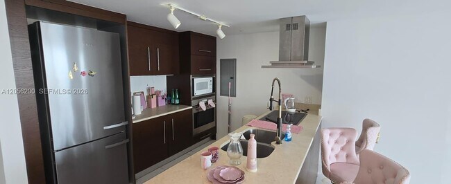 Building Photo - 495 Brickell Ave