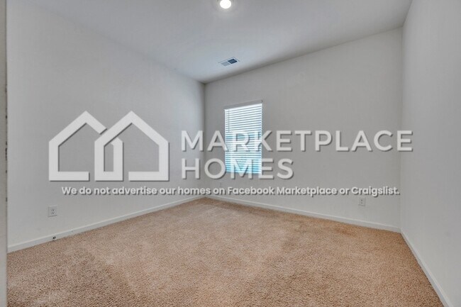 Building Photo - 1027 Park View Dr