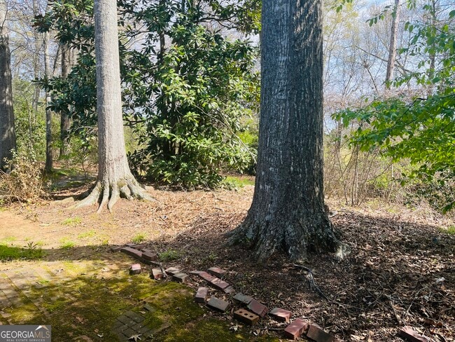 Building Photo - 403 Breezy Pnes