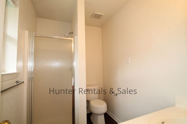 Building Photo - Heights Duplex!