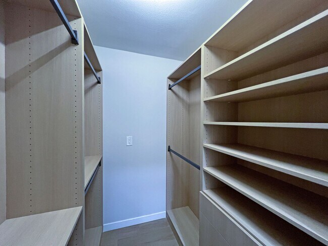 Building Photo - Freshly Remodeled 5BR Home in Prime Bellevue Enatai